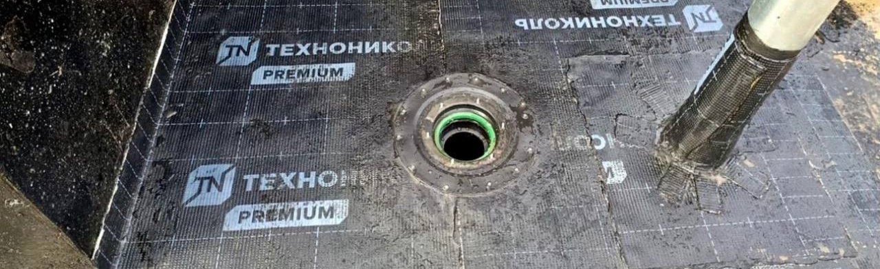 Водоприёмная воронка на битумной кровле: зона усилена материалом Техноэласт Premium, установлен прижимной фланец — кадр 2